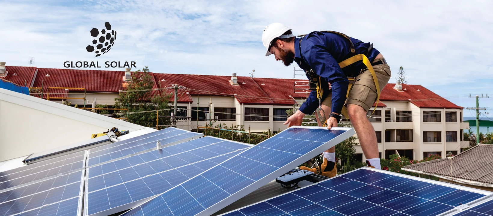 Tehnician instalând panouri fotovoltaice pe un acoperiș