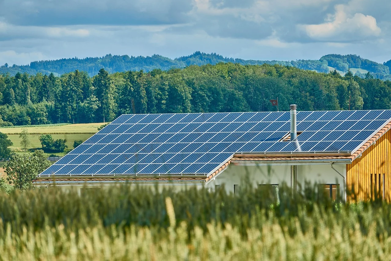 Locuință cu acoperiș acoperit de panouri fotovoltaice